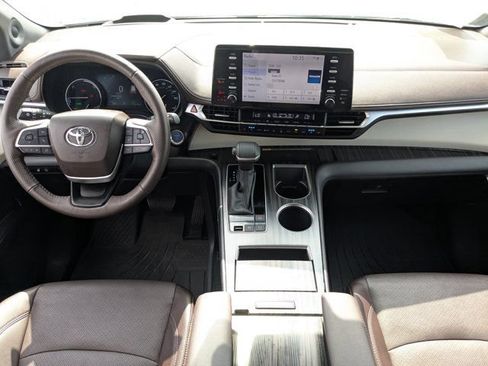 Used 2024 Toyota Sienna Platinum FWD image 13