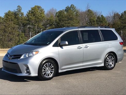Used 2019 Toyota Sienna XLE image 1