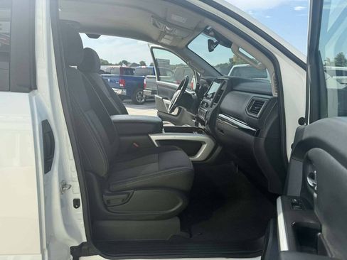 Used 2022 Nissan Titan SV AWD/4WD image 16