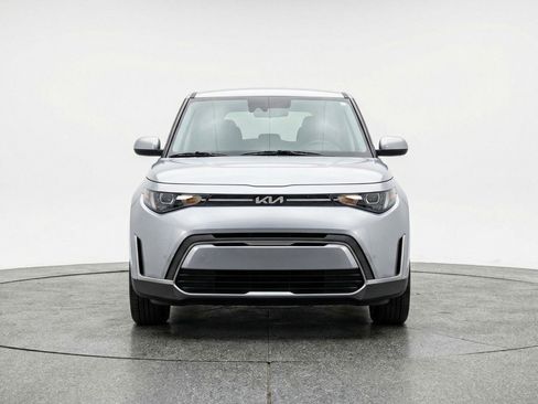 Used 2025 Kia Soul LX w/ LX Technology Package FWD image 2