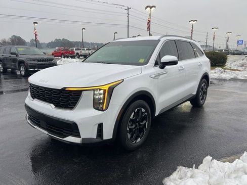 Used 2025 Kia Sorento S image 4