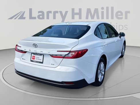 Used 2025 Toyota Camry LE FWD image 5