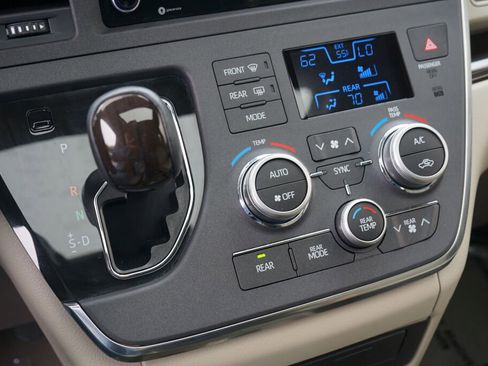 Used 2019 Toyota Sienna XLE AWD/4WD image 26
