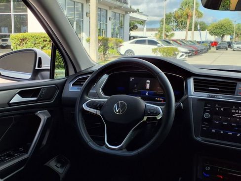 Used 2022 Volkswagen Tiguan SE w/ Panoramic Sunroof Package image 18