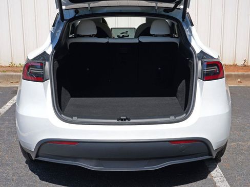 Used 2023 Tesla Model Y Performance AWD/4WD image 9
