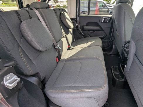 Used 2025 Jeep Wrangler Unlimited Sahara image 13