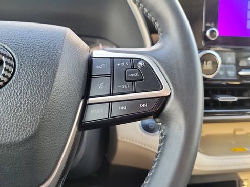 Used 2025 Toyota Highlander XLE AWD/4WD image 16