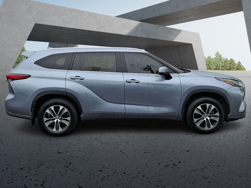 Used 2023 Toyota Highlander XLE FWD image 7