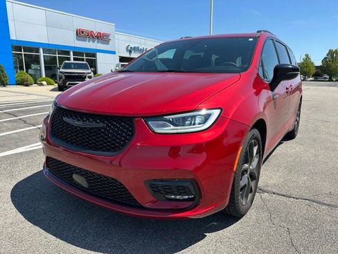 Used 2025 Chrysler Pacifica Limited FWD image 2