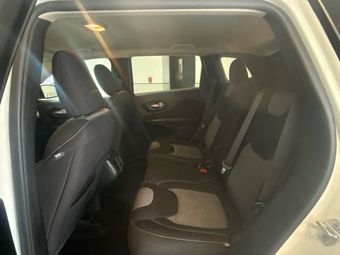 Used 2016 Jeep Cherokee Sport image 10