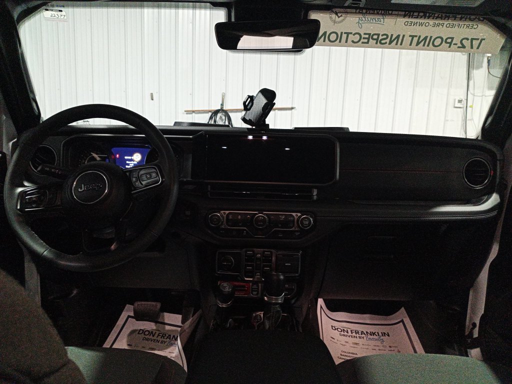 Used 2025 Jeep Gladiator Rubicon w/ Convenience Group AWD/4WD image 17