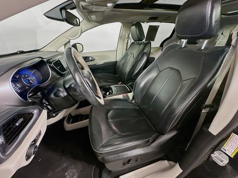 Used 2019 Chrysler Pacifica Limited FWD image 29