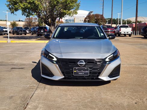 Used 2024 Nissan Altima 2.5 SV image 3