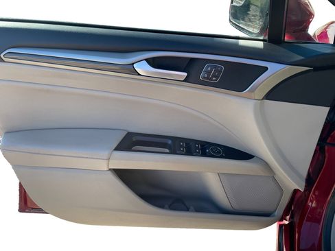 Used 2017 Ford Fusion SE w/ Fusion SE Technology Package image 21