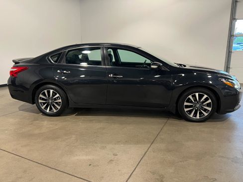 Used 2016 Nissan Altima 2.5 SL w/ 2.5 Technology w/LED Package FWD image 2