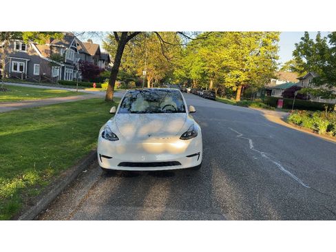 Used 2023 Tesla Model Y 2WD image 3