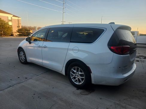 Used 2022 Chrysler Voyager LX image 3