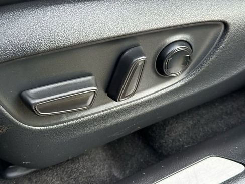 Certified 2023 Toyota Venza Nightshade image 28