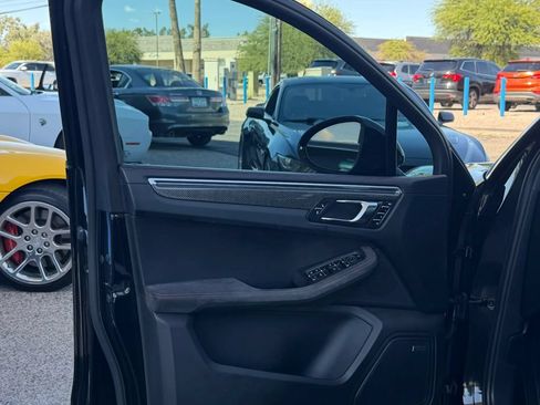 Used 2017 Porsche Macan GTS AWD/4WD image 38