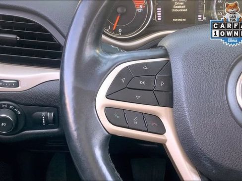 Used 2018 Jeep Cherokee Latitude w/ Altitude Package FWD image 16