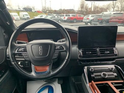 Used 2024 Lincoln Navigator Premiere image 9