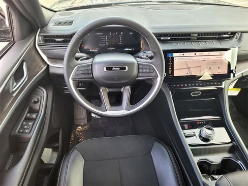 New 2026 Jeep Grand Cherokee Altitude image 13