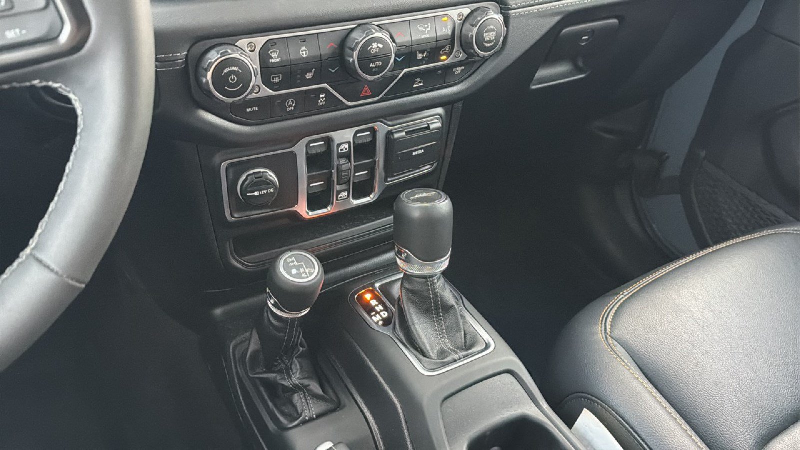 Used 2025 Jeep Gladiator Sport AWD/4WD image 23