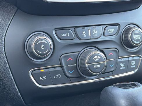 Used 2019 Jeep Cherokee Latitude Plus AWD/4WD image 14