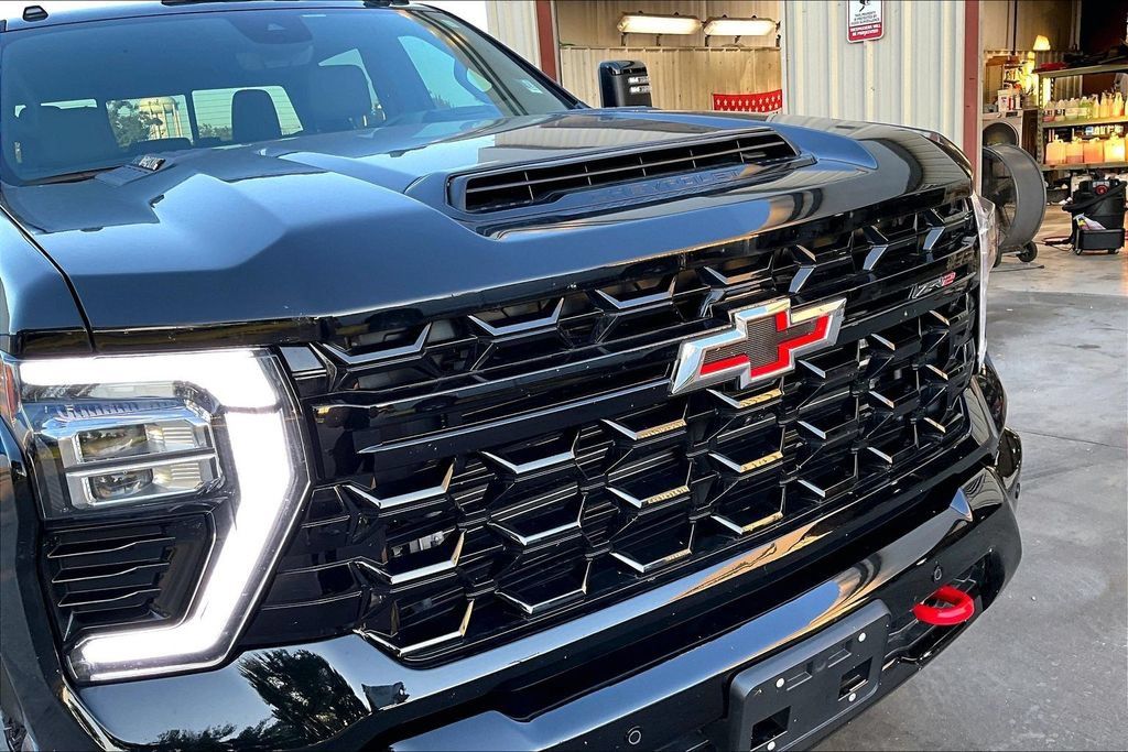 Used 2025 Chevrolet Silverado 2500 ZR2 w/ Technology Package AWD/4WD image 30