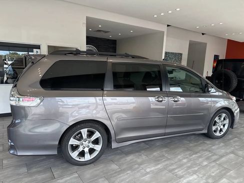 Used 2014 Toyota Sienna SE FWD image 27