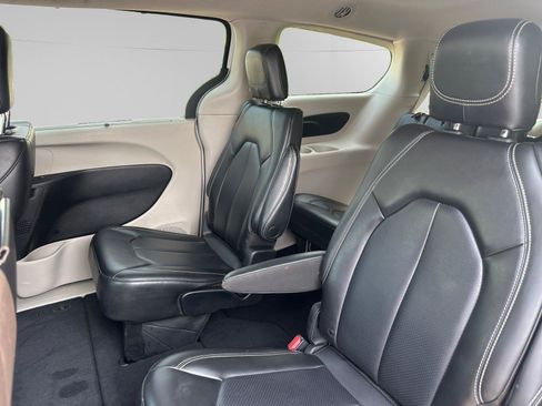 Used 2023 Chrysler Pacifica Touring-L FWD image 12