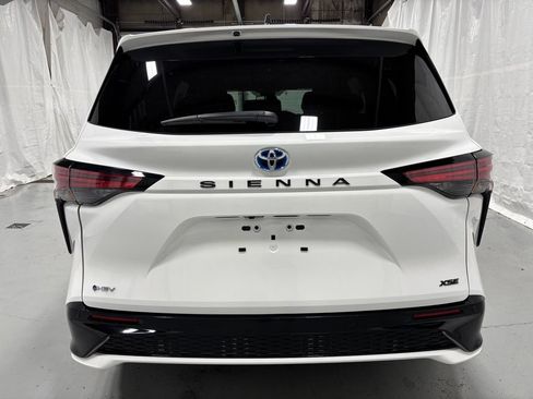 Used 2025 Toyota Sienna XSE FWD image 6