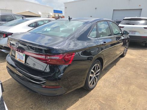 Used 2025 Volkswagen Jetta SE FWD image 9
