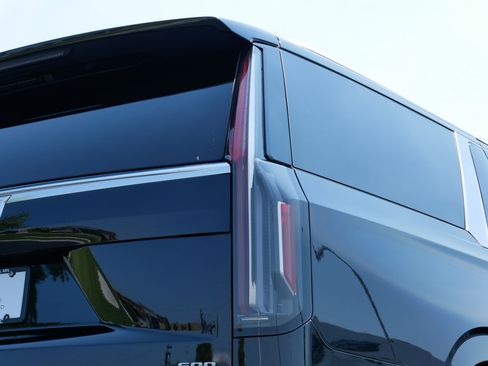 Certified 2023 Cadillac Escalade ESV Premium Luxury w/ Performance Package AWD/4WD image 15