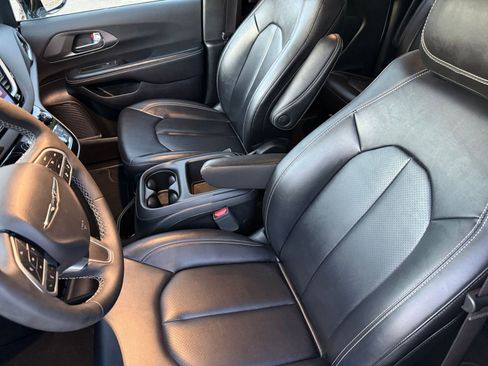 Used 2025 Chrysler Pacifica Select image 38