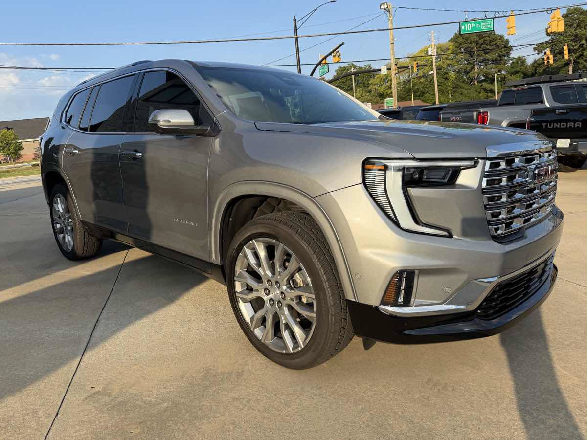 Used 2025 GMC Acadia Denali w/ Super Cruise Package AWD/4WD image 4