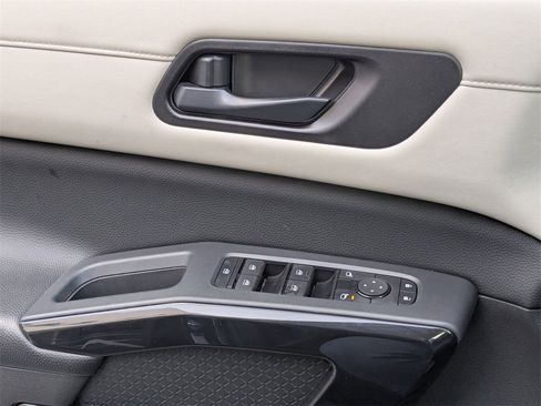 Used 2024 Nissan Pathfinder SV image 14