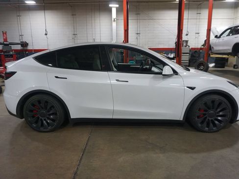 Used 2024 Tesla Model Y Performance AWD/4WD image 26