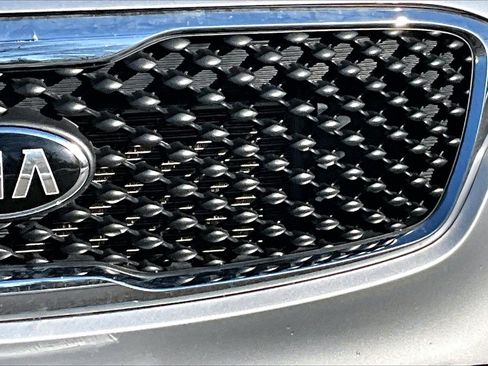 Used 2018 Kia Sorento LX image 11