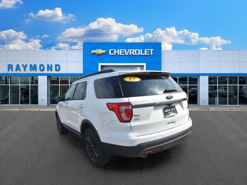 Used 2017 Ford Explorer XLT w/ Equipment Group 202A AWD/4WD image 5