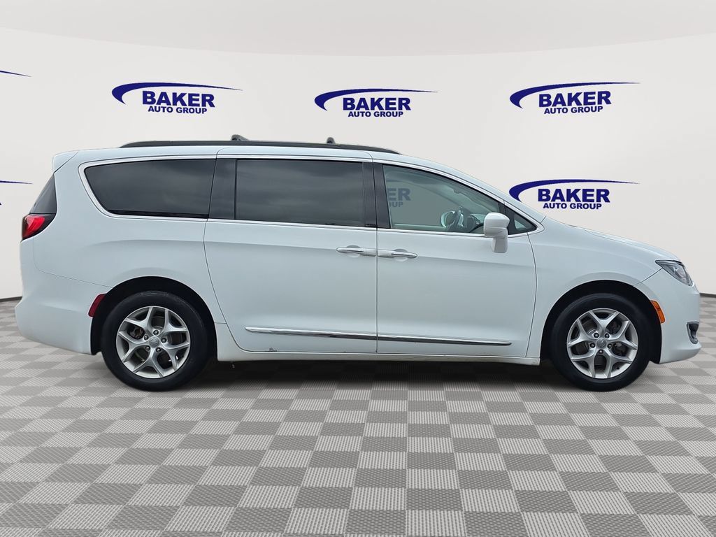 Used 2017 Chrysler Pacifica Touring-L w/ Tire & Wheel Group FWD image 4
