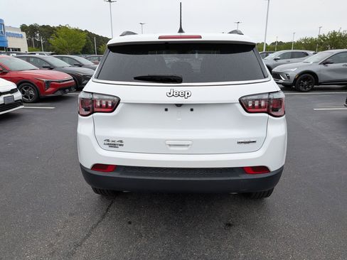 Used 2024 Jeep Compass Latitude w/ Sun and Sound Group AWD/4WD image 4