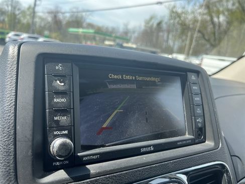 Used 2014 Chrysler Town & Country Touring image 27