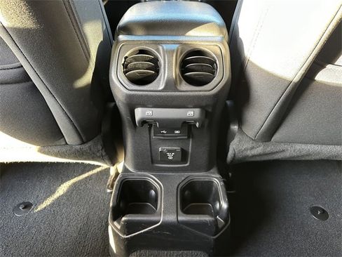 Used 2020 Jeep Gladiator Overland image 12