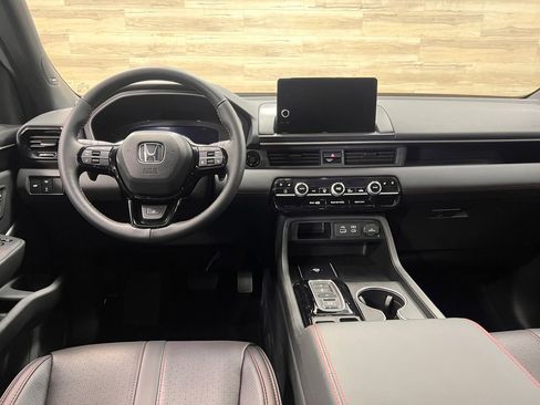 Used 2025 Honda Pilot Black Edition image 2