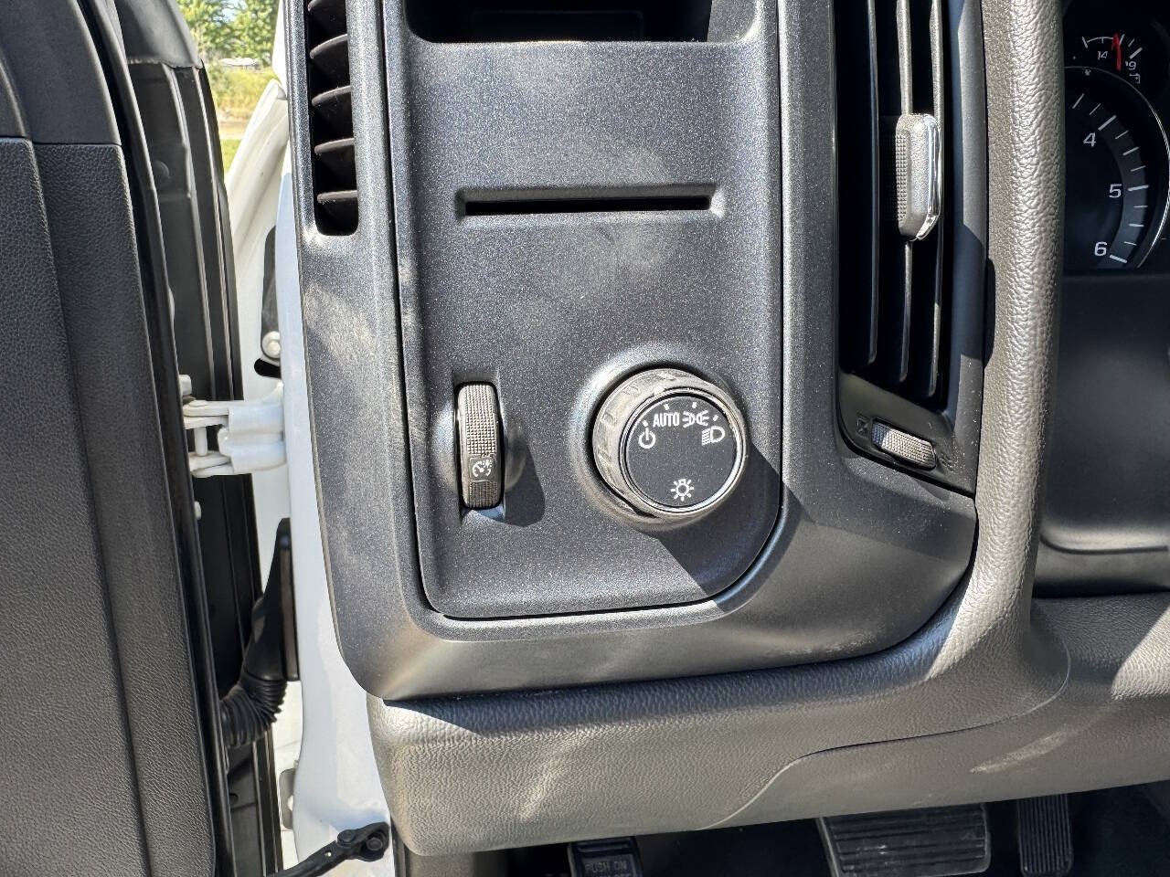 Used 2018 Chevrolet Silverado 1500 W/T w/ Trailering Package AWD/4WD image 14