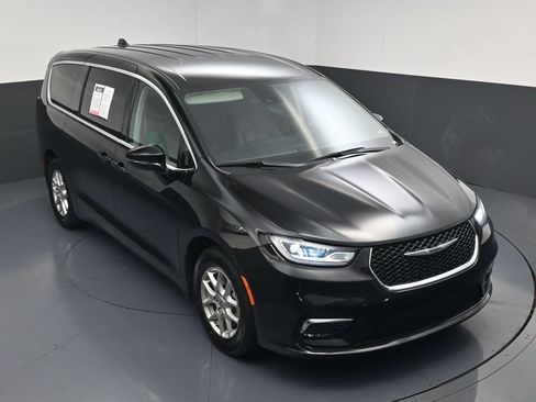 Used 2024 Chrysler Pacifica Touring-L FWD image 15