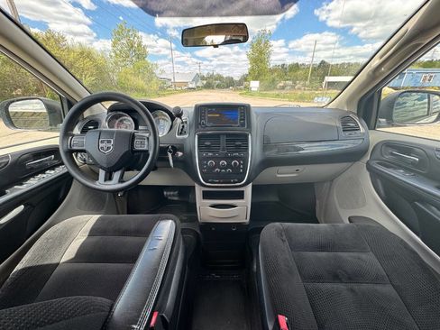 Used 2018 Dodge Grand Caravan SE FWD image 18