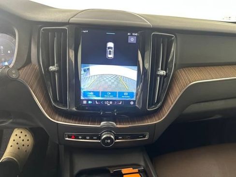 Used 2022 Volvo XC60 B5 Momentum image 21