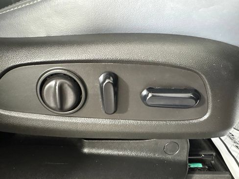 Used 2021 Buick Enclave Essence w/ Sport Touring Edition FWD image 39